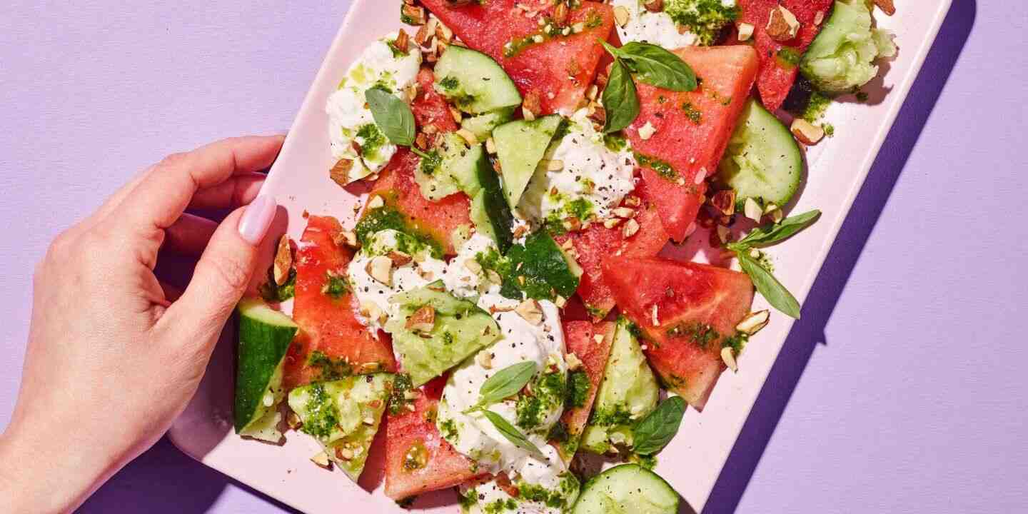 Salade met watermeloen, burrata en basilicumvinaigrette